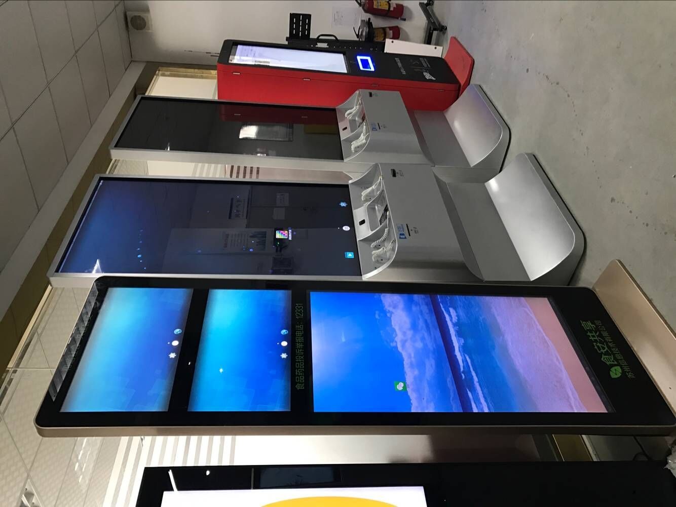 New Design Multi Touch A type LCD Panel Led Digital Display Kiosk Touch Screen Kiosk for Advertising