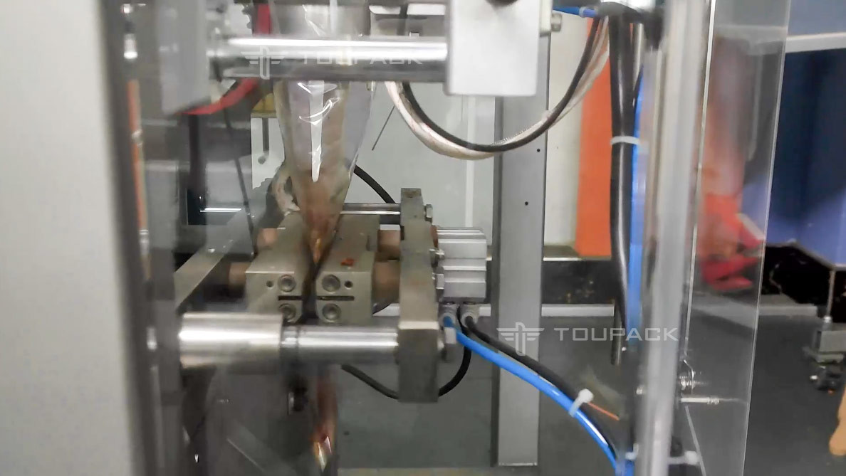 Multi Functional Vertical Automatic Packaging Machine For Chili Pepper Potato Chip Weighing