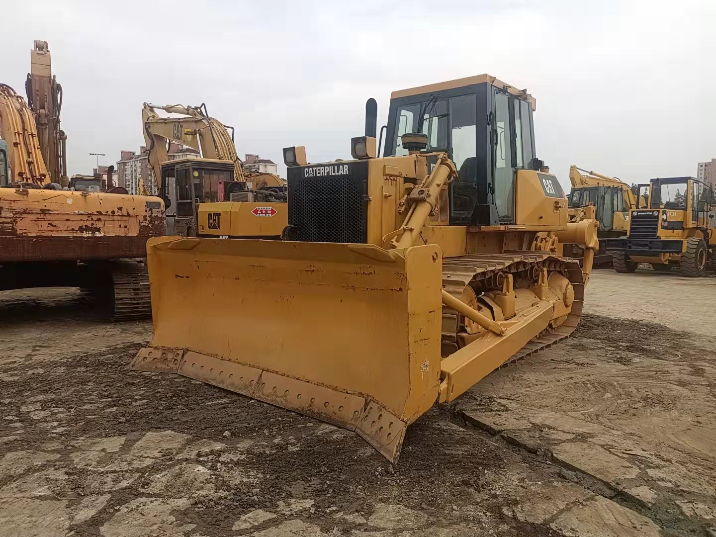 Yellow Cat Bulldozer 104KW Power Advertising Company Machine with Motor Engine Pump