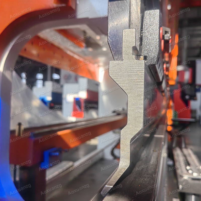 4 Axis 1600MM Hydraulic Press Brake Customized CNC Bending Machine With 300KN HK58T