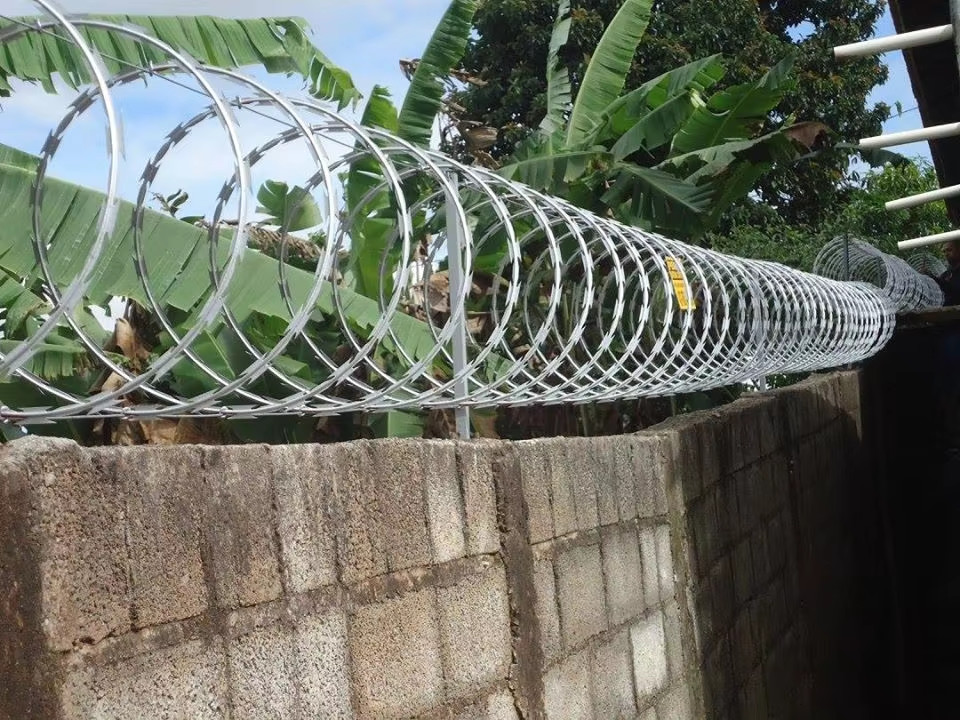 Galvanized Steel Bto - 22 Razor Berbed Wire / Razor Tape Fencing