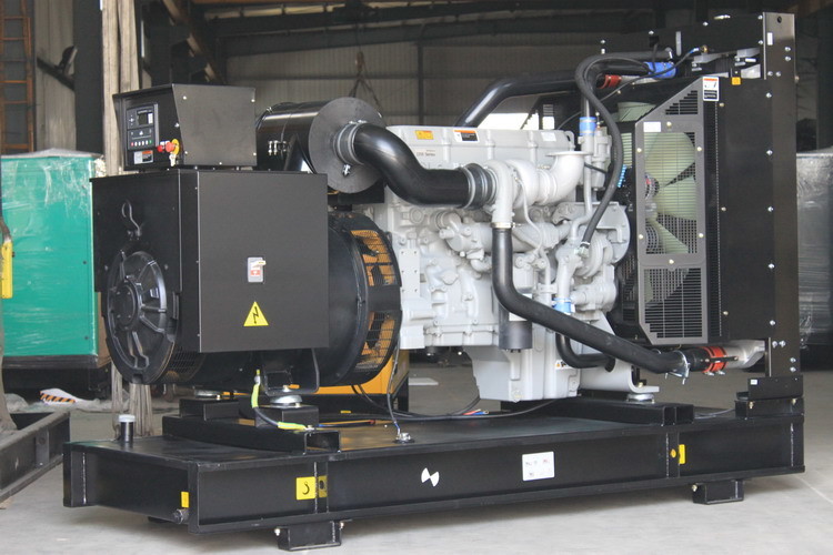 144KW Power Engine UK 1106A-70TG1 With Electric Diesel Generator 180KVA Generator Set