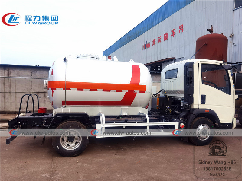 4000L Sinotruk HOWO 4x2 LPG Bobtail Tanker Truck With Flow Meter