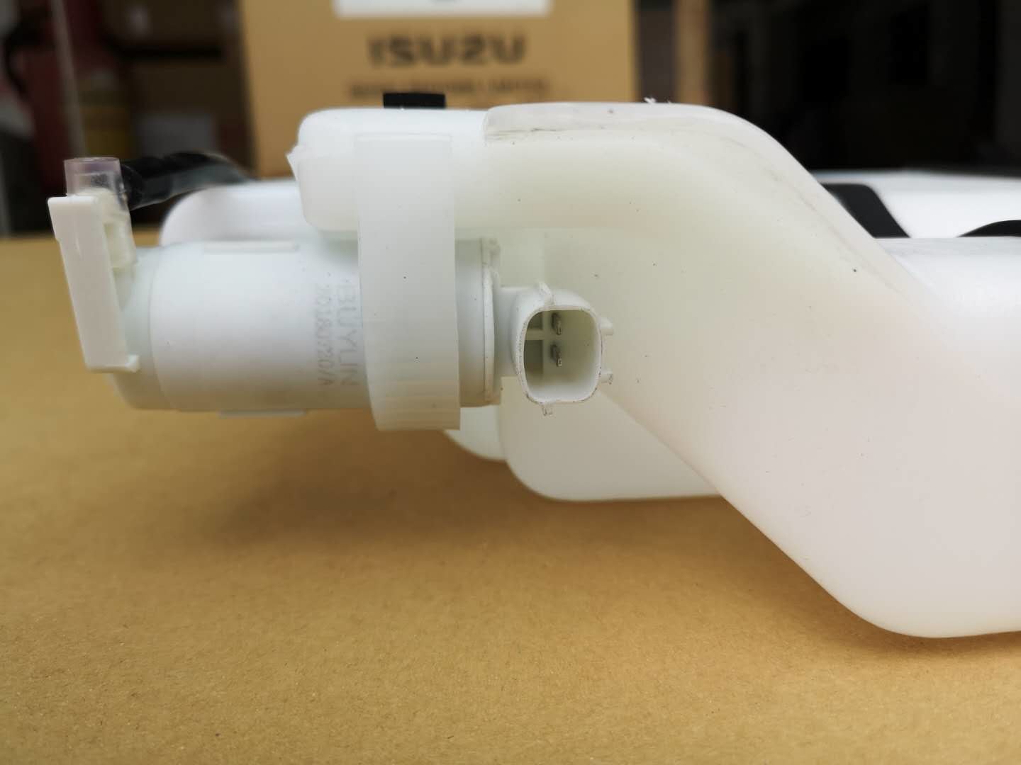 8980396632 Rain Wiper Water Tank Front Windshield Glass Washer For 2008 Type FRR FSR FTR FVR FVZ FXR