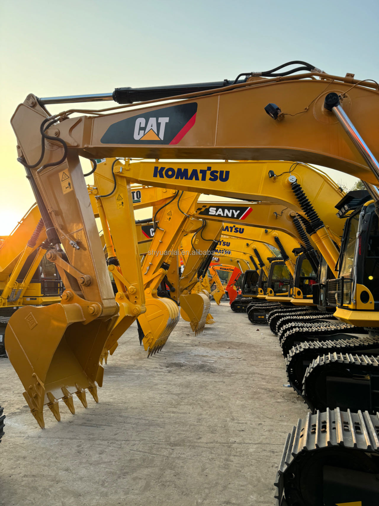 CAT320D2 Second-Hand Excavator with and High Work Efficiency in Good Condition Ready