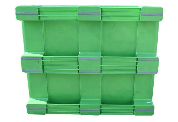 100% Virgin HDPE wear-resistant anti-slip stackable plastic pallet, China Manufacturer accept custom standard stacking p