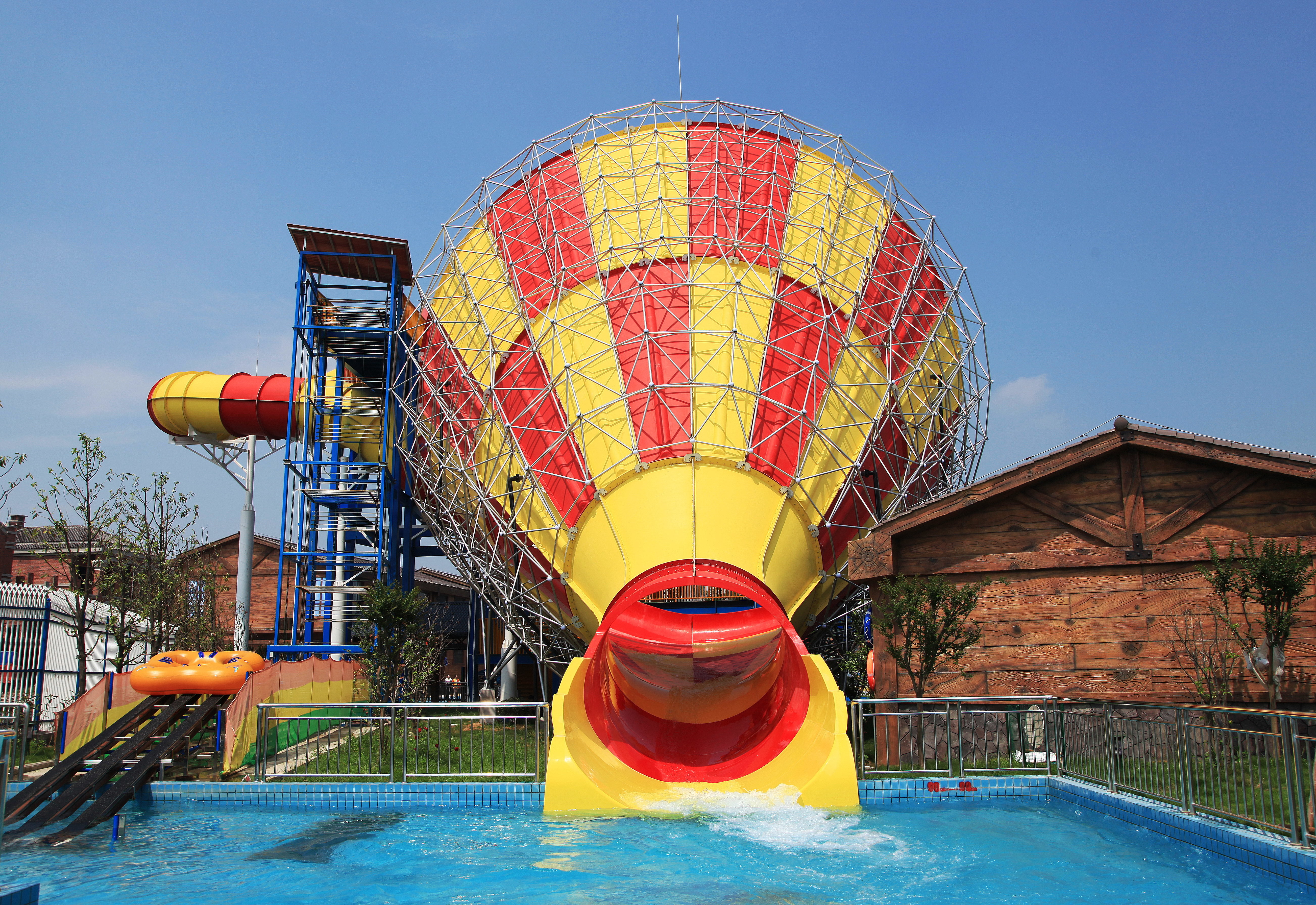 Big Tornado Water Slide Of Fiberglass for Water Park Aqua Park Equipment Supplier