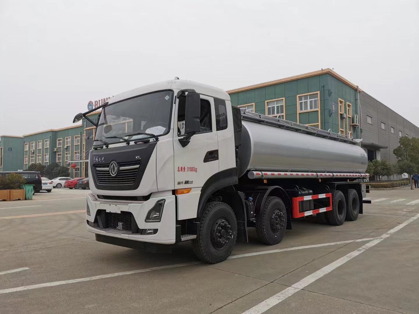 China National Heavy Duty Truck Haowo 8 * 4 35000L Refueling Truck
