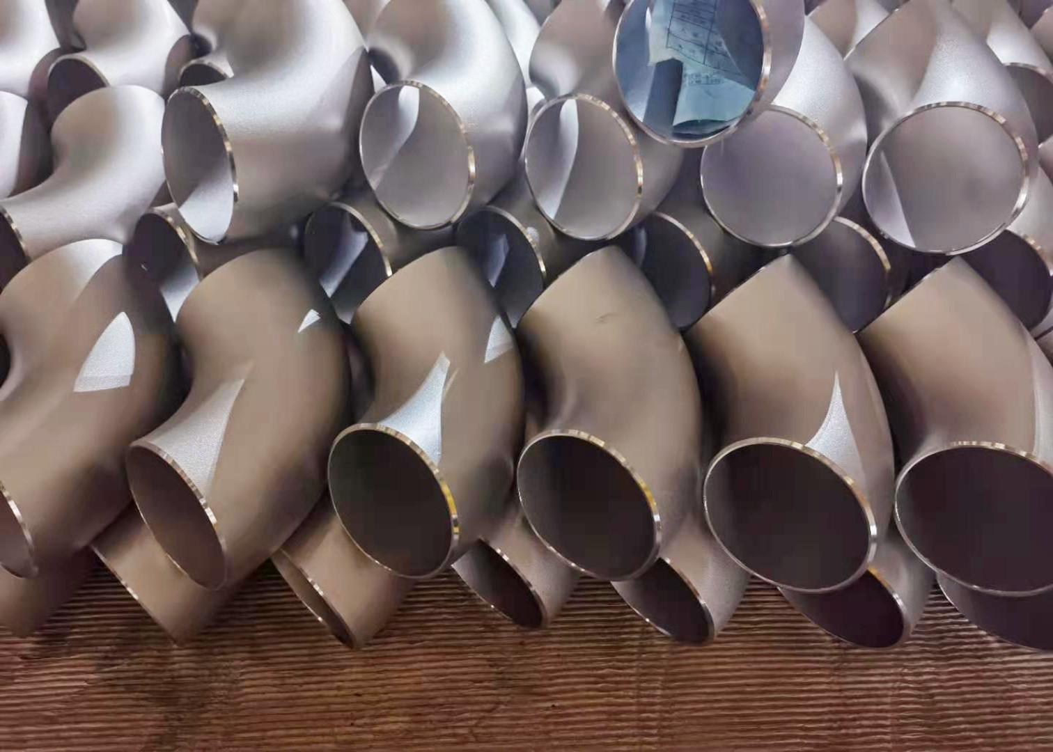 Shot Blasting TP304 DN15 Butt Welded Pipe Elbow Press Forming