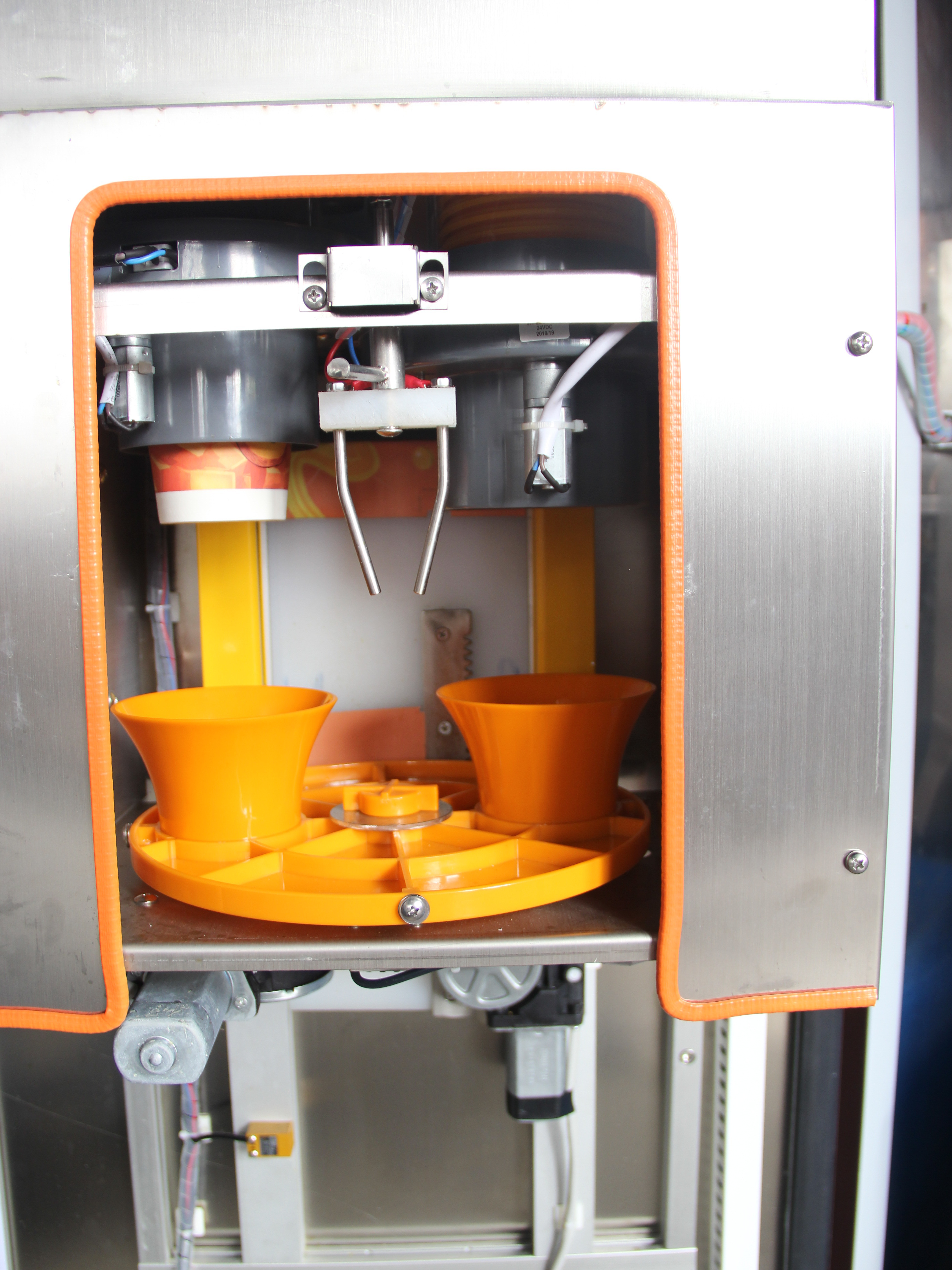 Freshly Squeezed Orange Juice Vending Machine Cooling System For 350ml One Cup