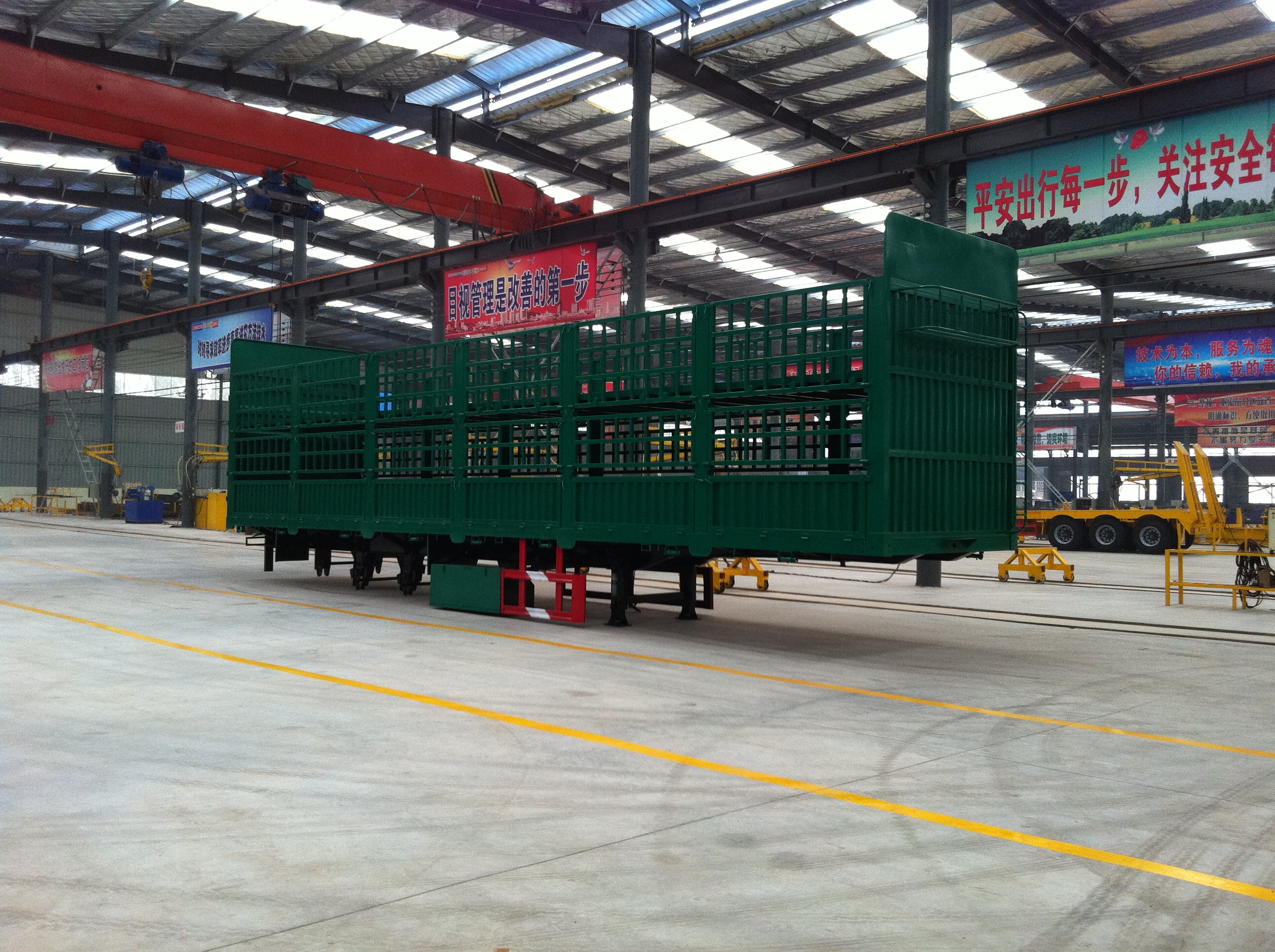 Logistics Fence Semi Trailer for Bulk Cargo and Livestock Transportation in Warehouse