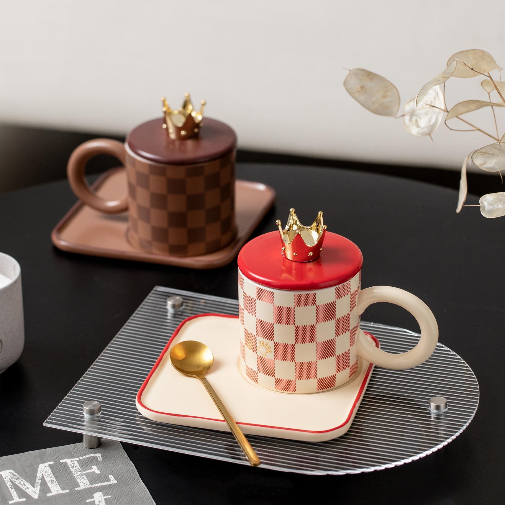 Elegant Ceramic Mugs With Golden Crown Accents Vibrant Checkered Patterns Red White For Luxurious Coffee / Tea Rituals