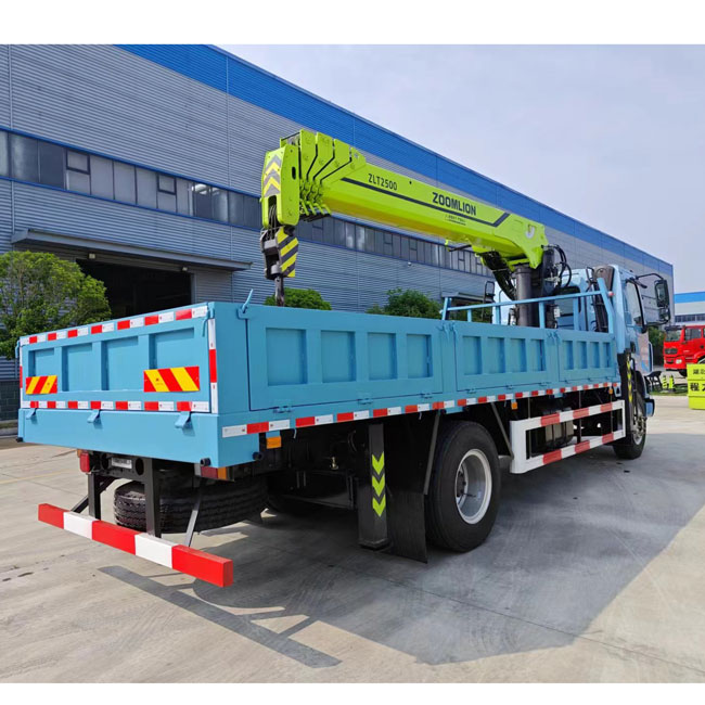 Hot 4x2 12Tons Crane Truck Mounted 220 HP Towing Crane Mounted Truck With 18M Lifting High