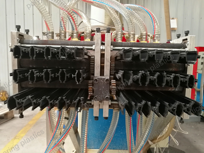 PA66 Polyamide Granules Forming Extruding Machine Thermal Break Strips With Single Screw
