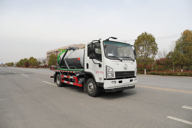 New Brand Small 4*2 5000 Liters 6000 Liters Sewage Suction Truck With Sewage Pump