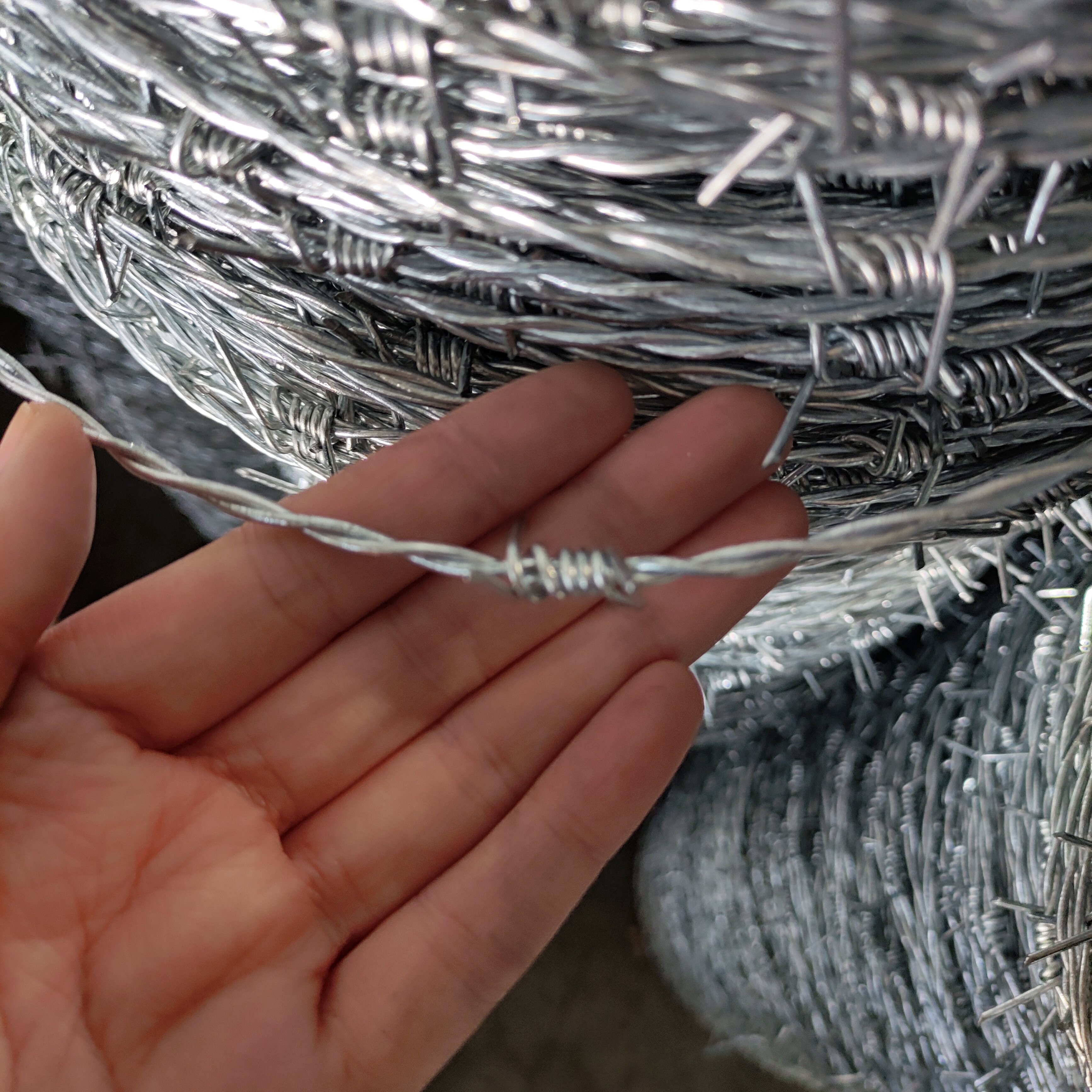 China manufacture wholesale barb wire in sri lanka hot dipped galvanized barbed wire roll price fence