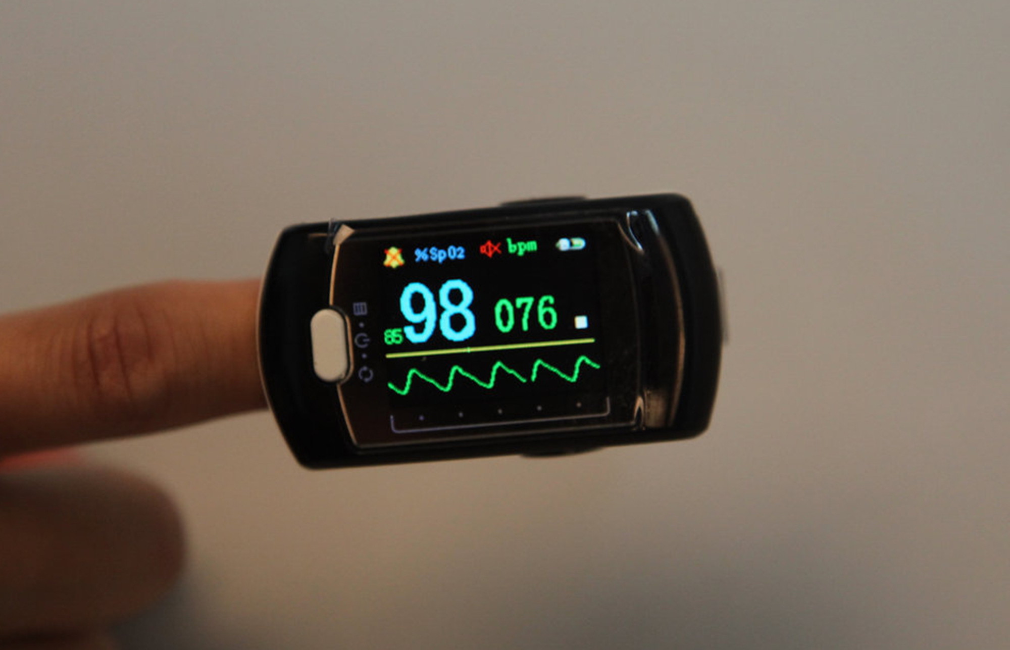 Fingertip Pulse Oximeter Sensor With Rechargeable Li-Batteries