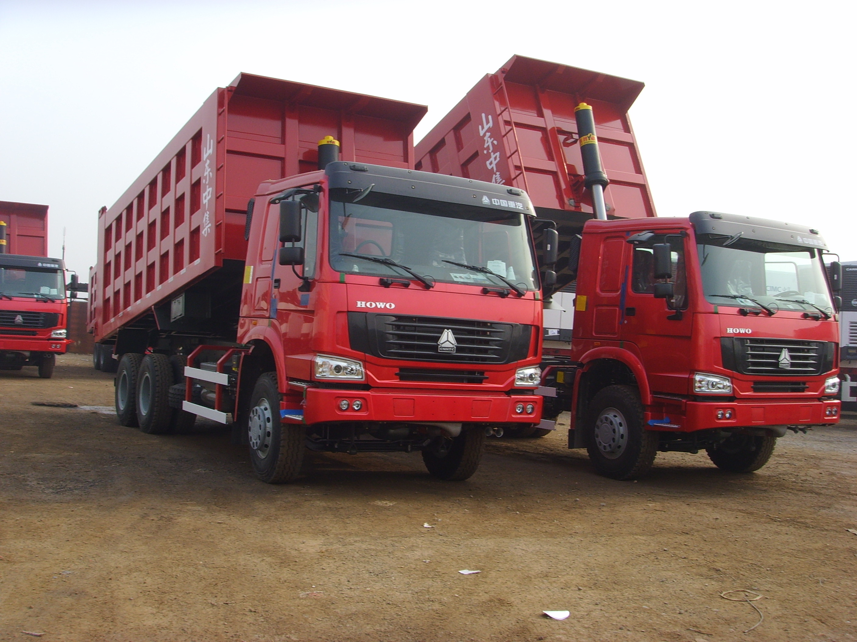Long Cabin Heavy Duty Dump Truck For Stone Loading Low Oil Consumption