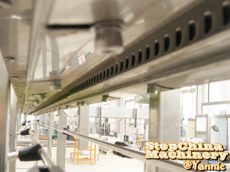 SUS304 Frame Automatic Bottle Conveyor Systems High Efficiency With Adjustable Foot