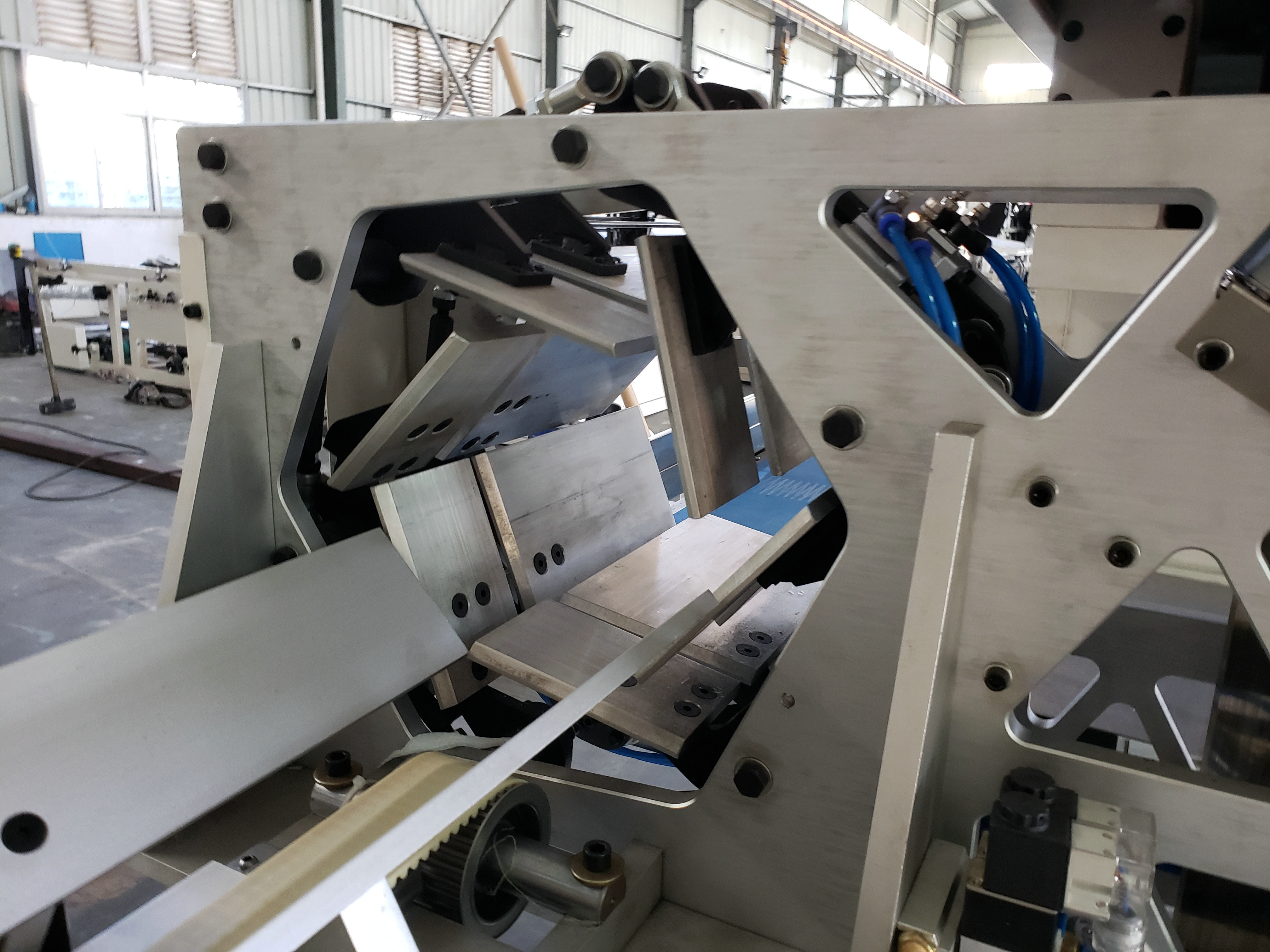 Industrial Toilet Paper Roll Cutting Machine Band Saw 15KW 15-30cuts/Min Full Automatic