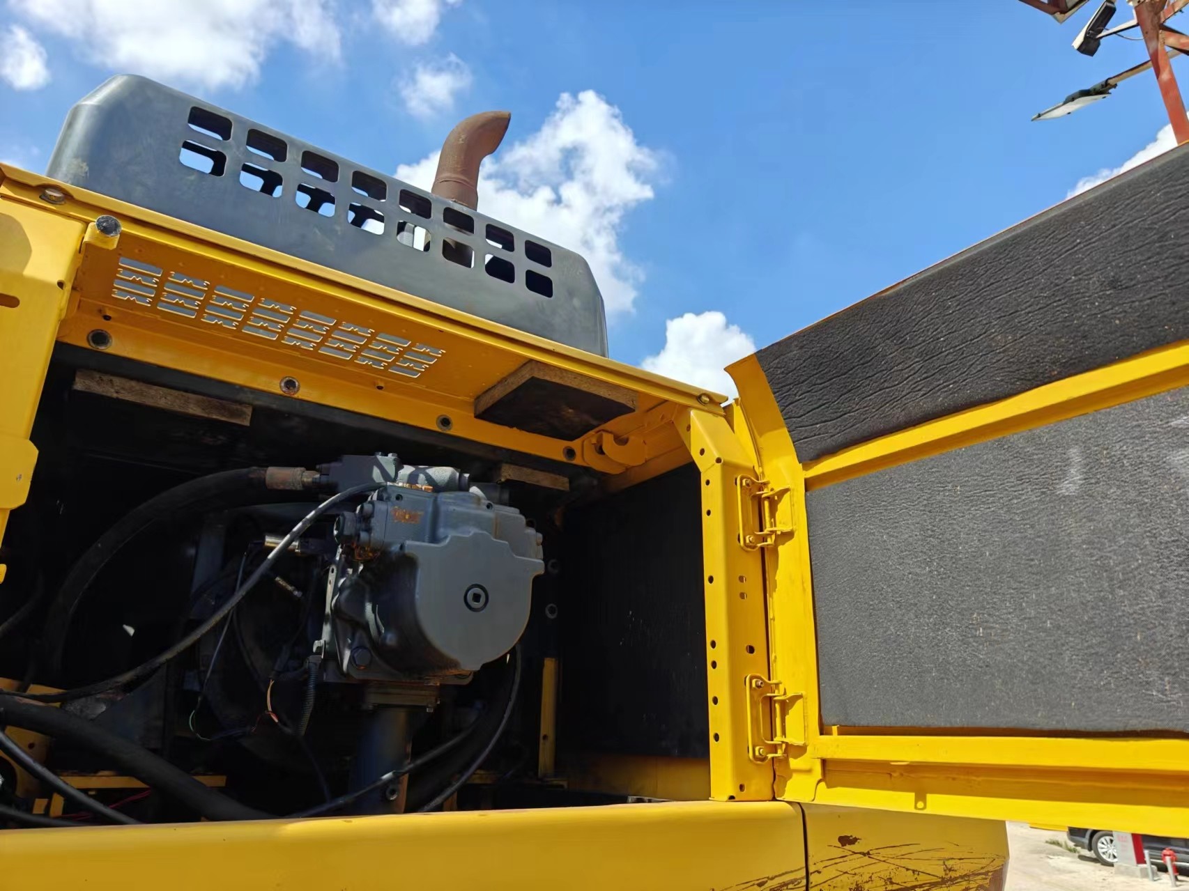 Used Komatsu Excavator with Komatsu SAA6D107E-2 Engine