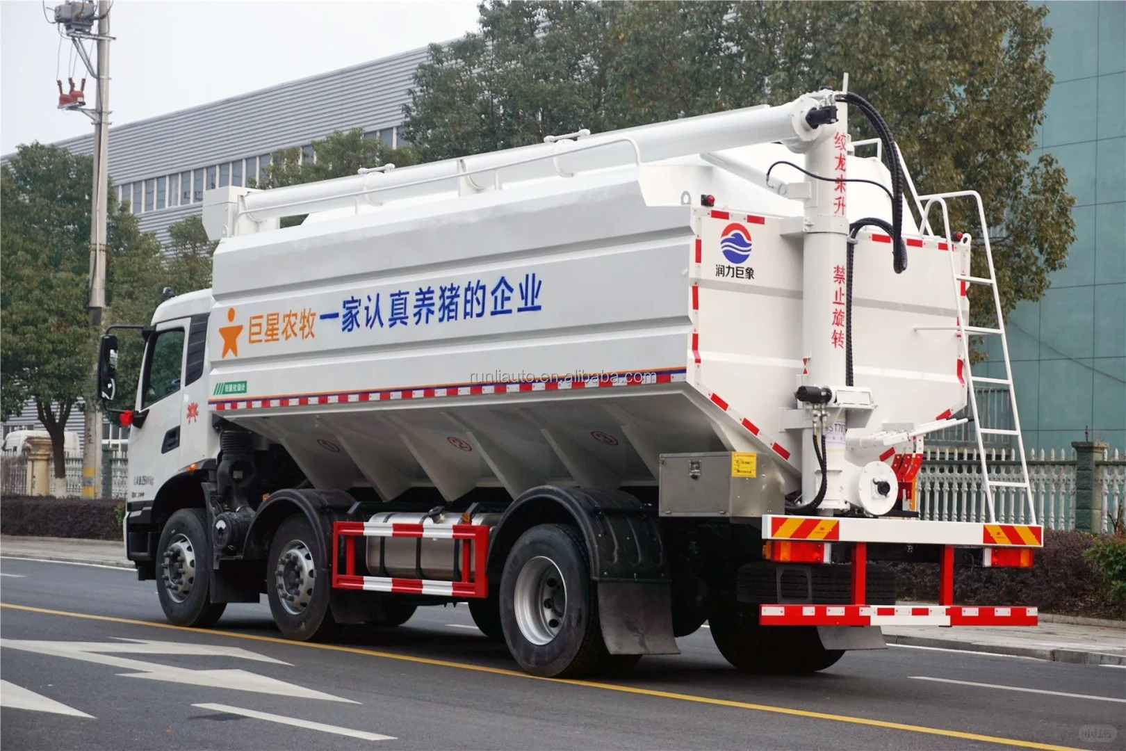 Factory Customized DFAC DongFeng 6X2 Large Capacity Heavy Duty Livestock Feed Poultry Bulk Feed Truck