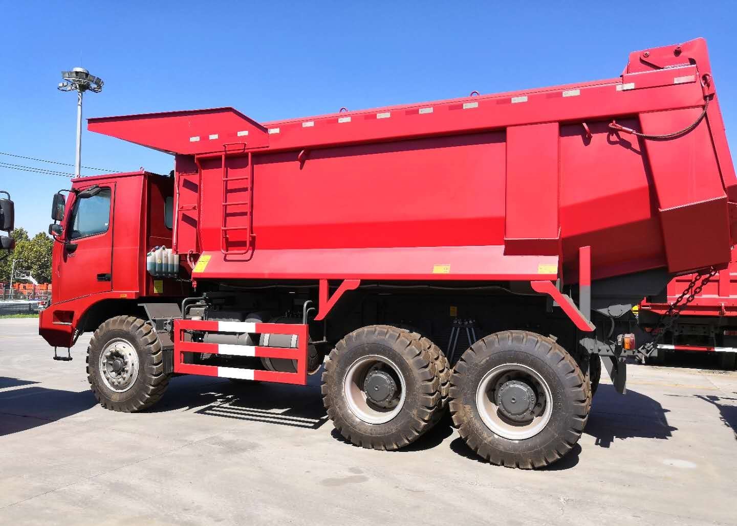 ZZ5707S3840AJ Sinotruk Mining Tipper Trucks Heavy Duty 75km / H Max Speed