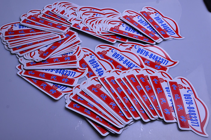 Customized waterproof promotional die cut white PVC vinyl stickers full color printing