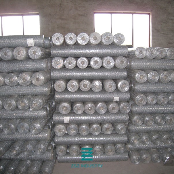 Retaining Wall Wire Mesh Fence Rolls Hexagonal Hole Shape 8 X 10cm Mesh Hole