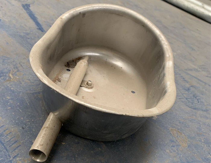 Metal Hog Raising Equipment Pig Water Bowl With Nipple Drinker 26.9*15.8*12.7 Cm