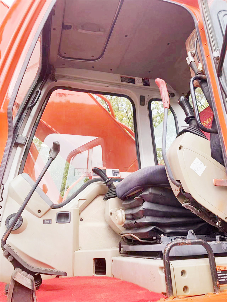 Doosan DH300LC-7 Excavator 30 Ton Good Condition and Versatile for Various Application
