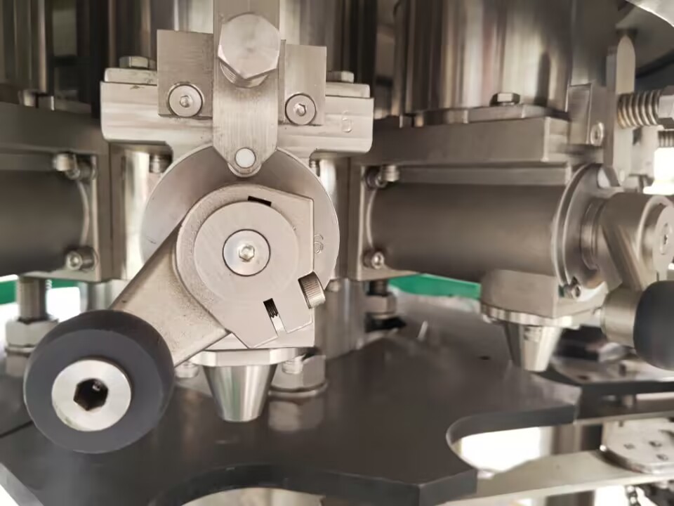 9 Heads Stainless Steel Automatic Can Filling Machine, 150 Cans/Min, Piston Filler