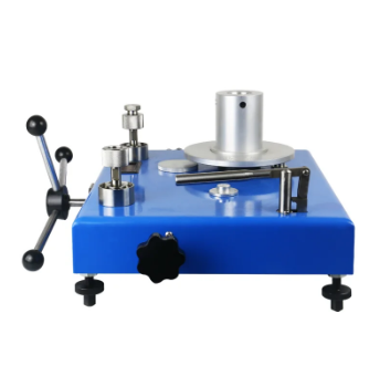  Dead Weight Tester Designed for High Accuracy Pressure Calibration Using Isooctyl Sebacate Working Fluid and Stable Core Manufactures
