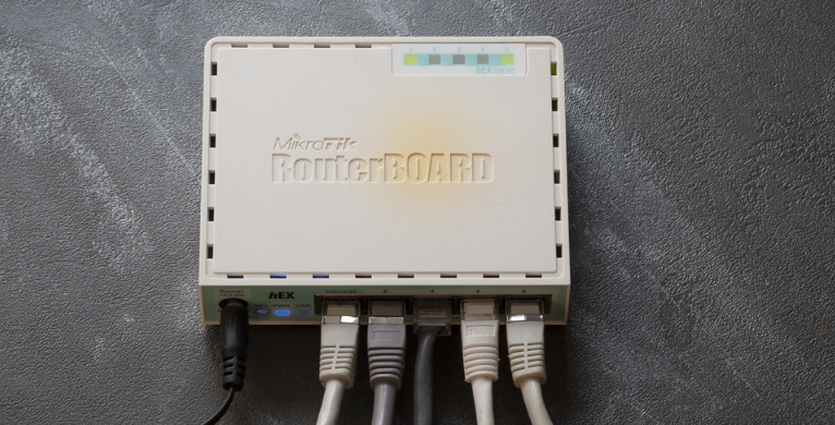 Original New HEX RB750Gr3 Gigabit Router 2.4G Wi-Fi 802.11g 10/100/1000Mbps Ethernet GigabitLAN in Stock