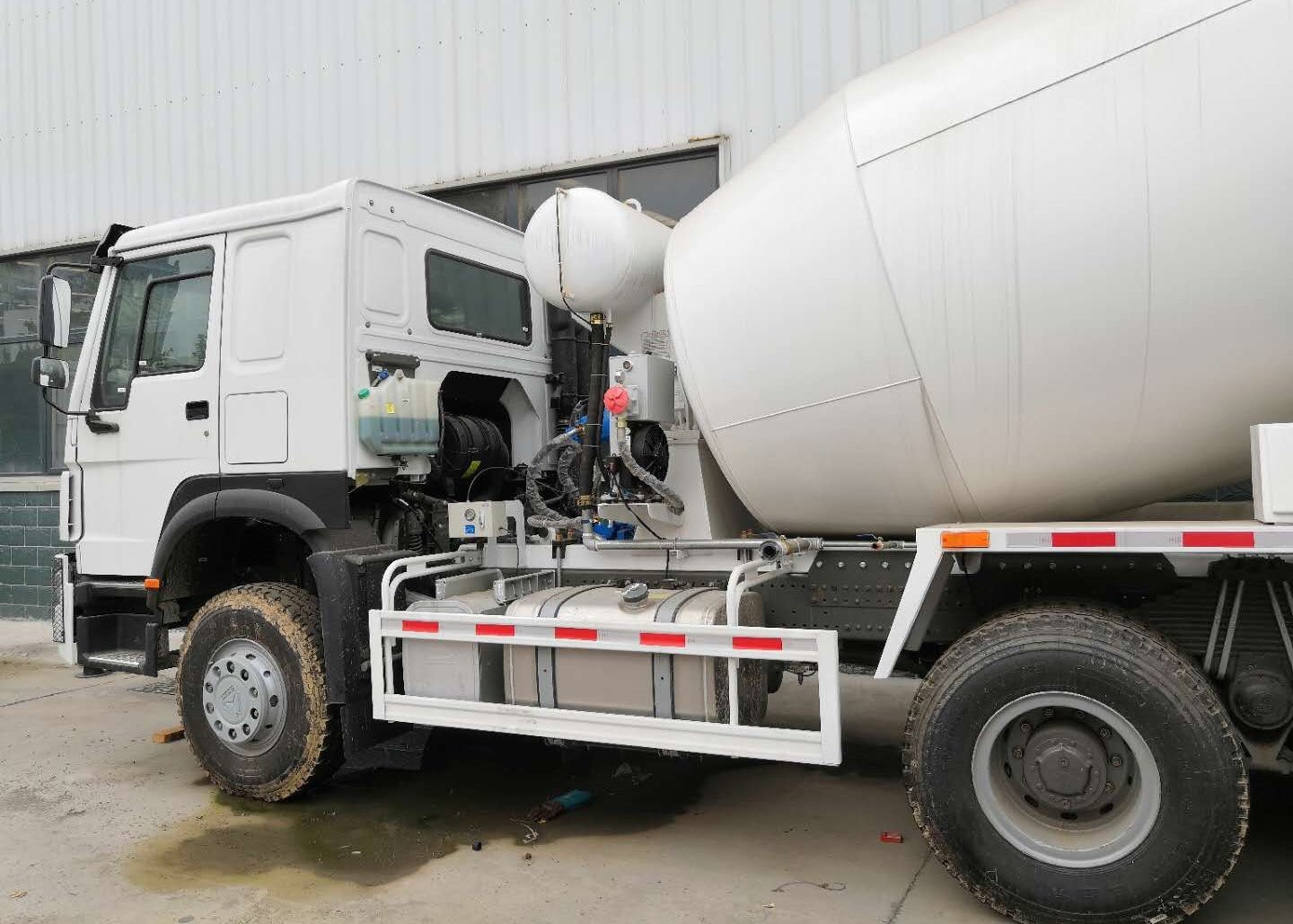 10 Wheel 10 Cubic Meters Concrete Mixing Equipment 371hp 9000 * 2550 * 3950mm