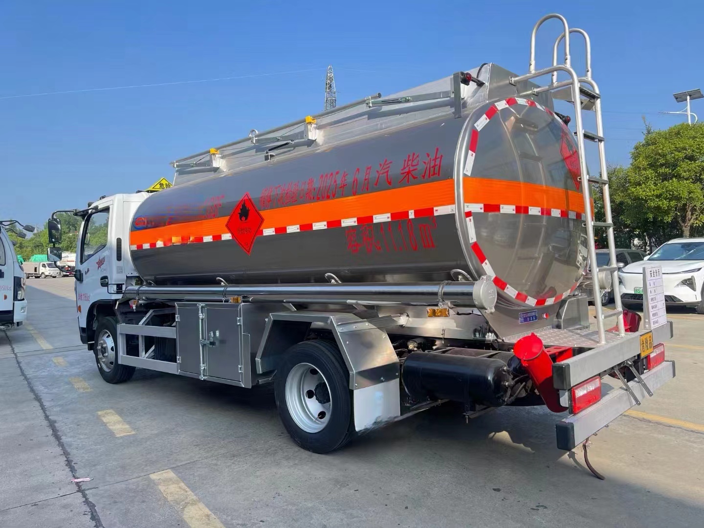 Diesel Engine 4X2 Drive Fuel Tank Truck , Metal Tank 6 Tires lPG transport truck