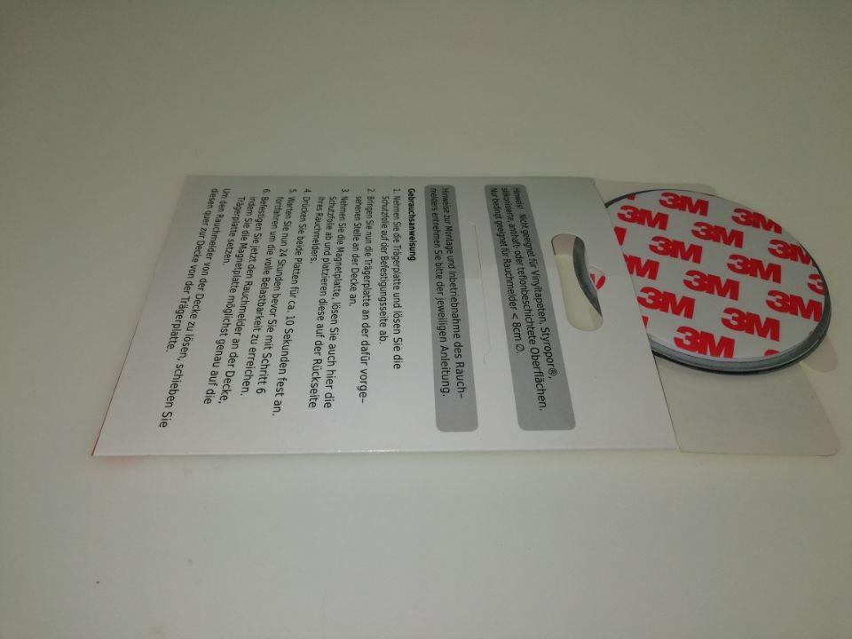 Convenient Fastening Plate for Magnetic Mounting of Smoke Detectors Used Thermometer