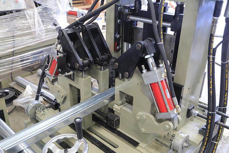 GCr15 Roller Thickness 1.5mm Purlin Roll Forming Machine