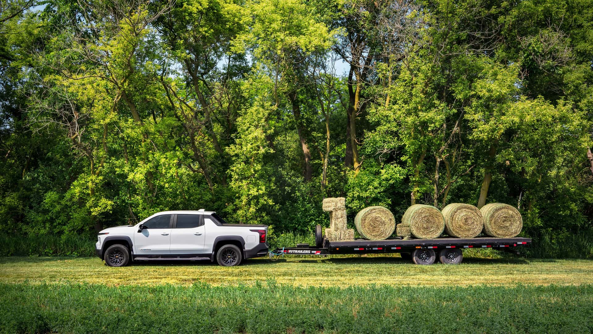 new energy pickup 2024 Chevrolet Silverado EV with impressive 450miles EPA Range working at 10000lb towing capact