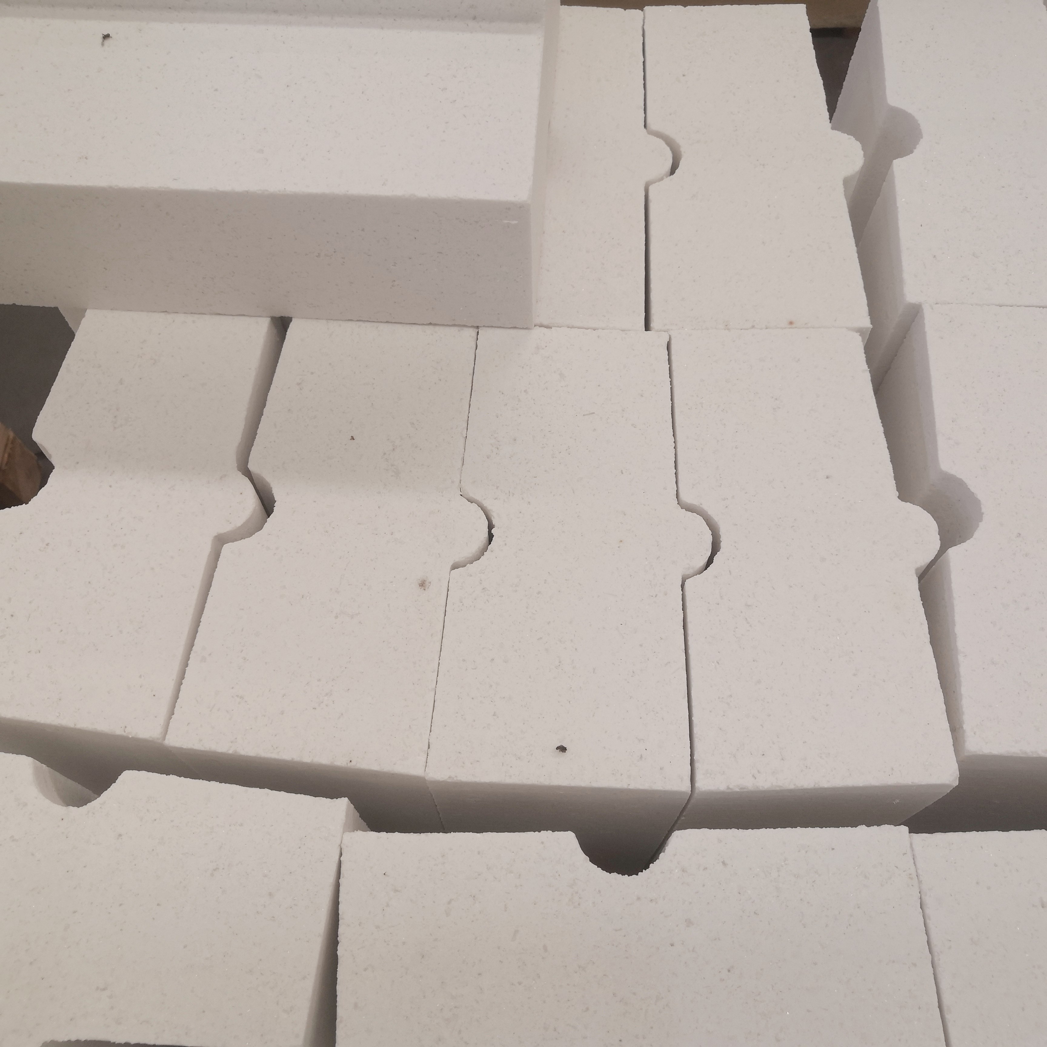 Low CrO Content Corundum Mullite Bricks with Good Volume Stability and High SiC Content