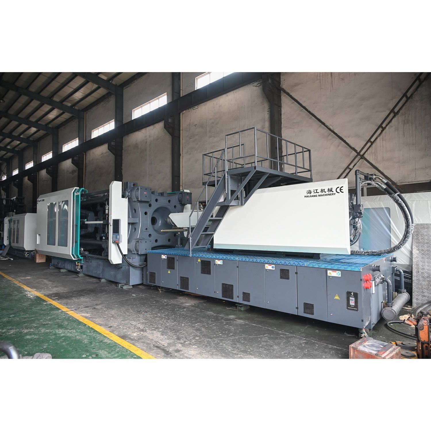 Automatic Cooling And Lubrication Injection Blow Molding Machine Runs Smoothly