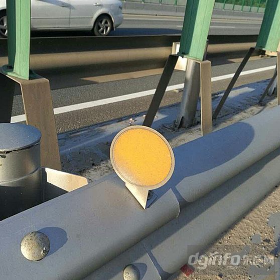 Highway Guardrail Plastic V Type Road Reflectors High Visible Road Stud Reflector