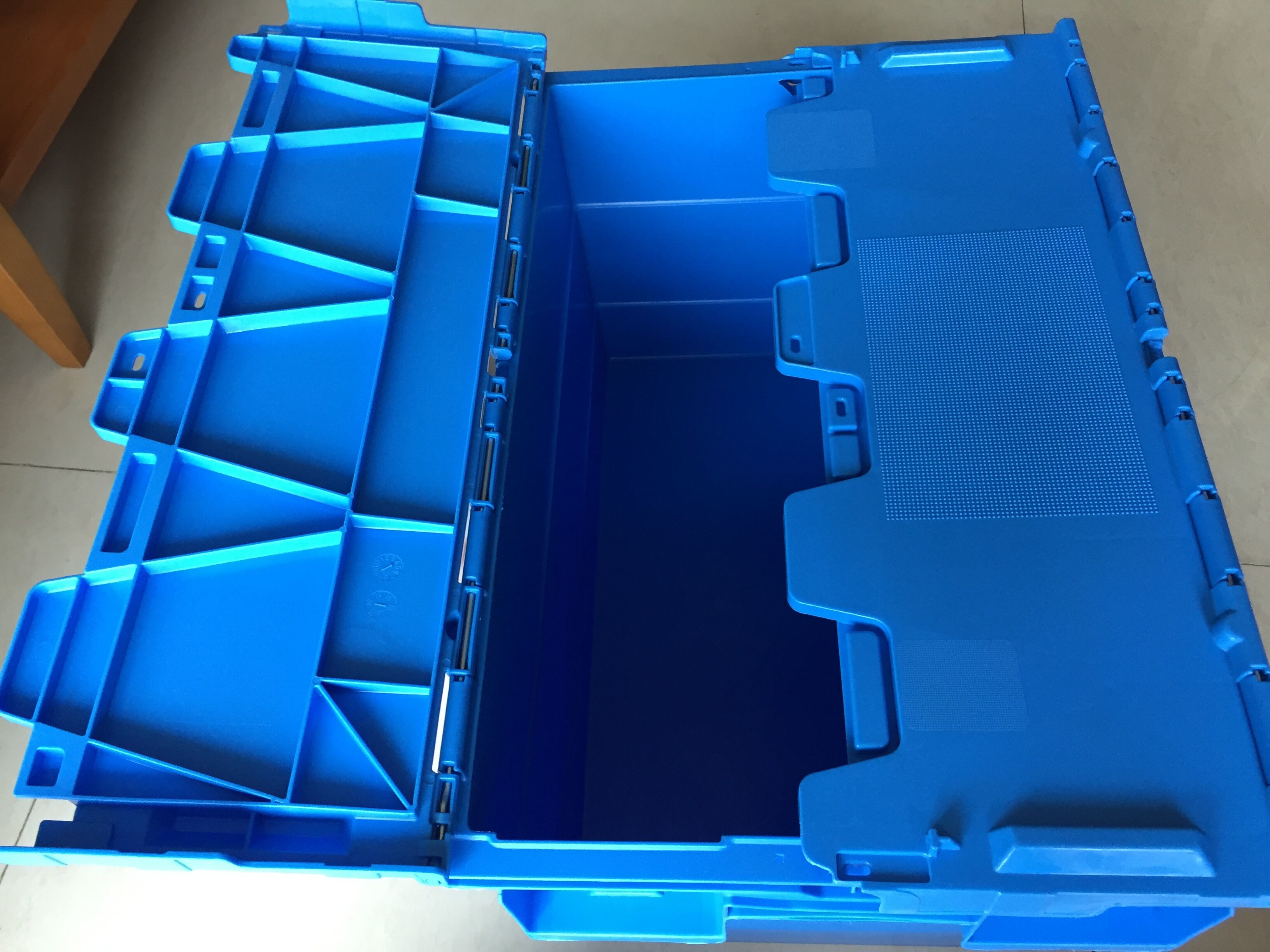 Water - Proof 600*400*365 Mm Stacking Plastic Totes With Anti - Theft Button Seal