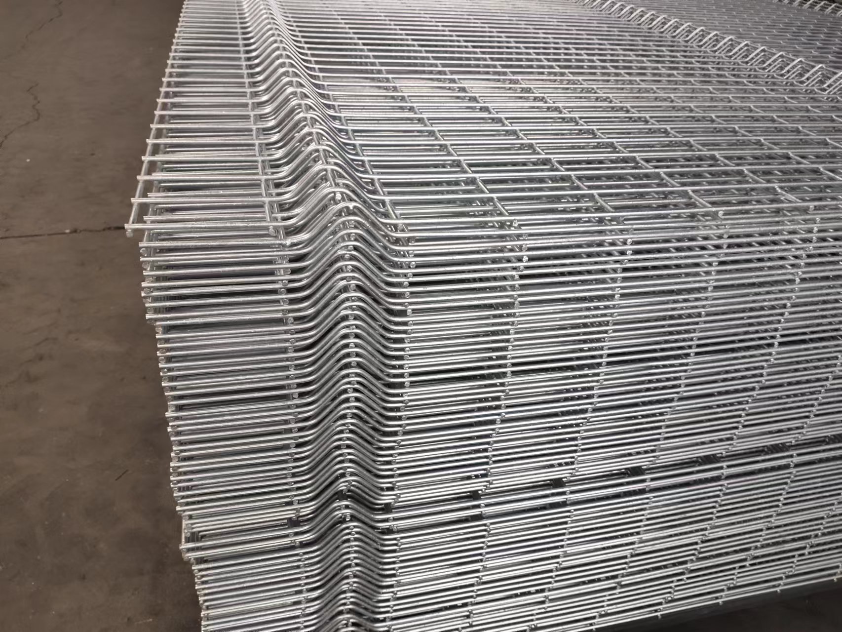 hot diped galvanized curved mesh fence panel