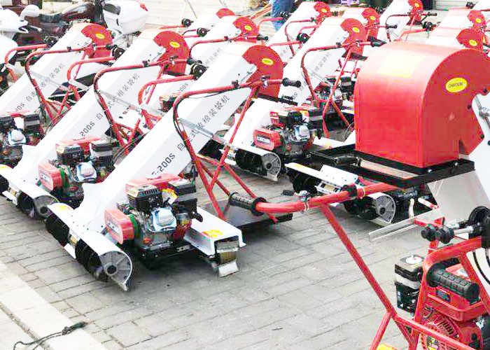Self Propelled Grain Collecting And Bagging Machine