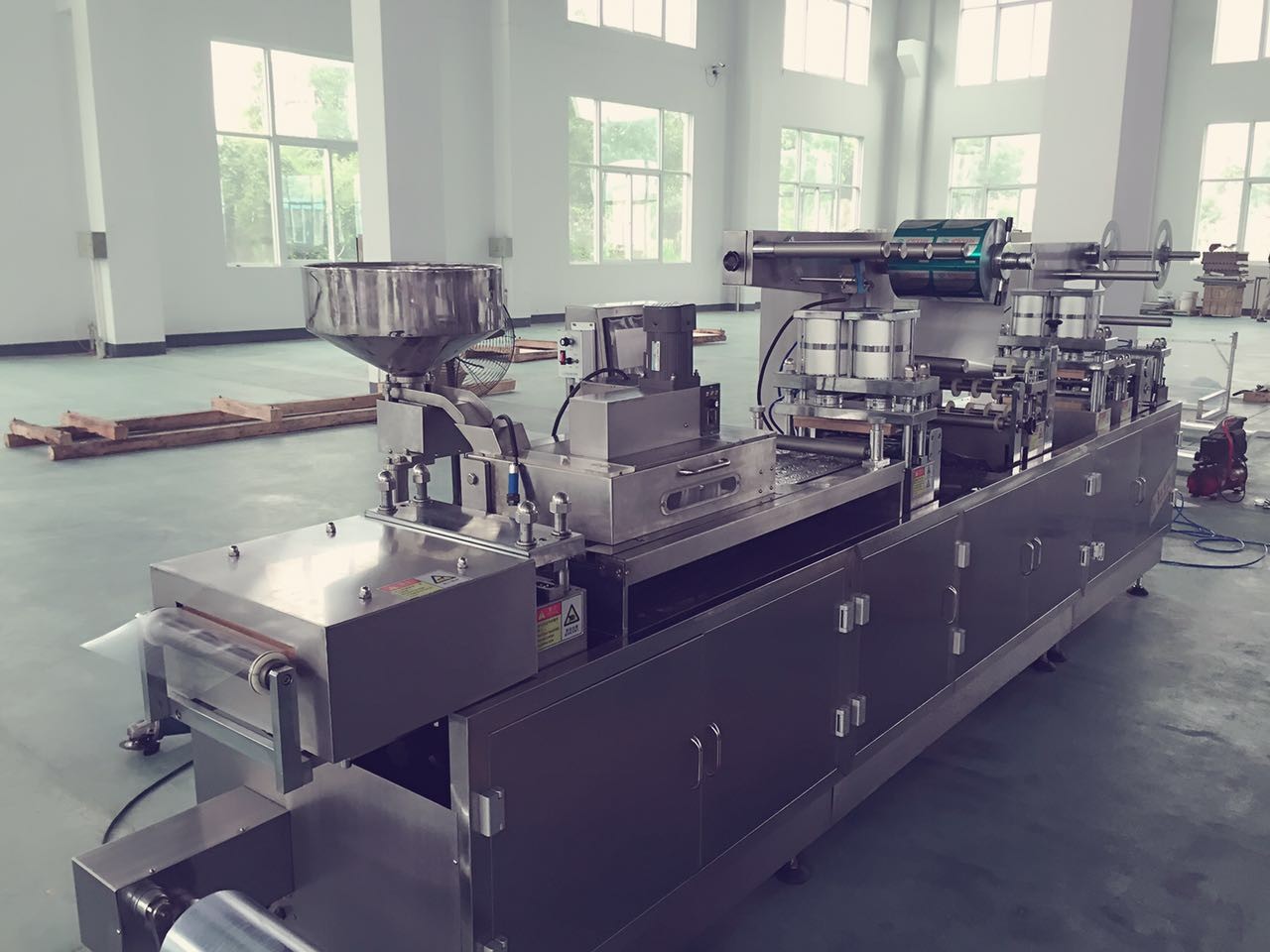 Fully Automatic Blister Packing Machine With Auto Vibration Disco Brush Feeder
