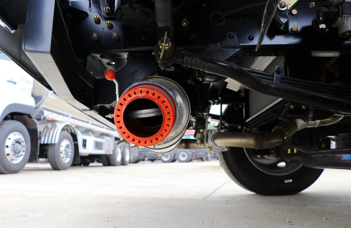 Small Oil Tanker 7.6 Cubic 4*2 Drive Mode Dongfeng New Truck Single Cab leaf spring