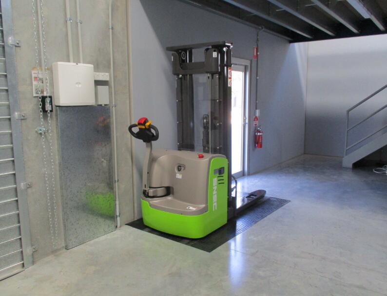2860 kg 4m 5m 6m 8m 10m 12m 14m 16m Electric Self Propelled Hydraulic Scissor Aerial Work Lift Platform