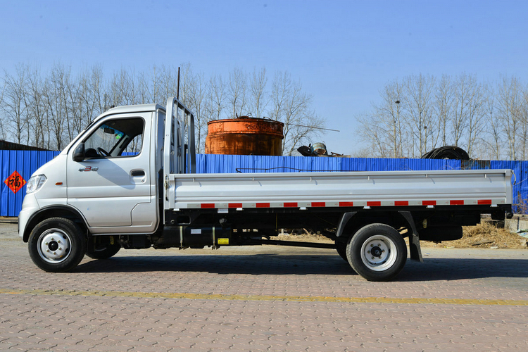Dongfeng Single Cabin Superior Cargo Trucks 2Tons Gasoline Petrol Engine for Sales