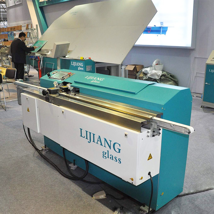 The type of LJTB01 butyl extruder machine is used for spreading aluminum spacer frames evenly with hot melt butyl